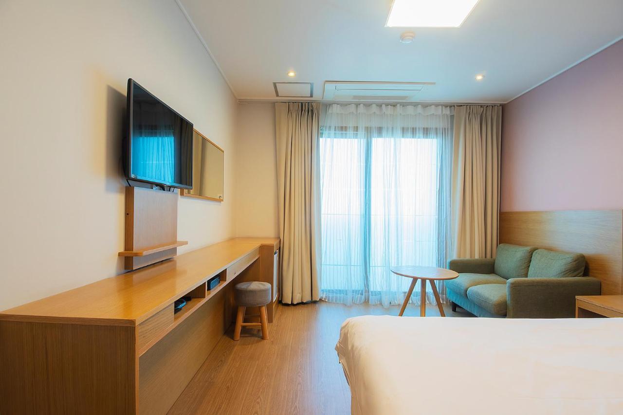 Sims Hotel Jeju Esterno foto